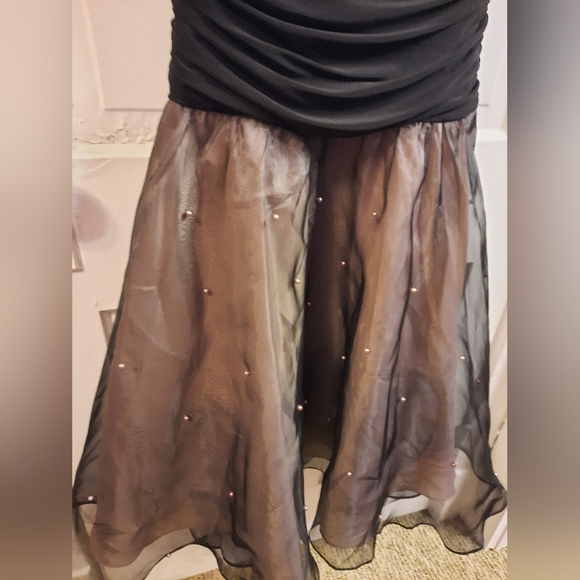 Black Fit and Flare Sleeveless Midi Dress for An Elegant Event - Picture 4 of 12